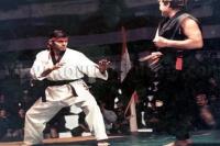 جمشید هاشم پور در نمایی از فیلم «پرواز از اردوگاه»