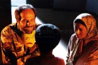 آزیتا حاجیان و قاسم زارع در نمایی از فیلم «موج مرده»