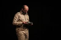 پیام دهکردی در نقش چمران در نمایش «تکه های سنگین سرب»